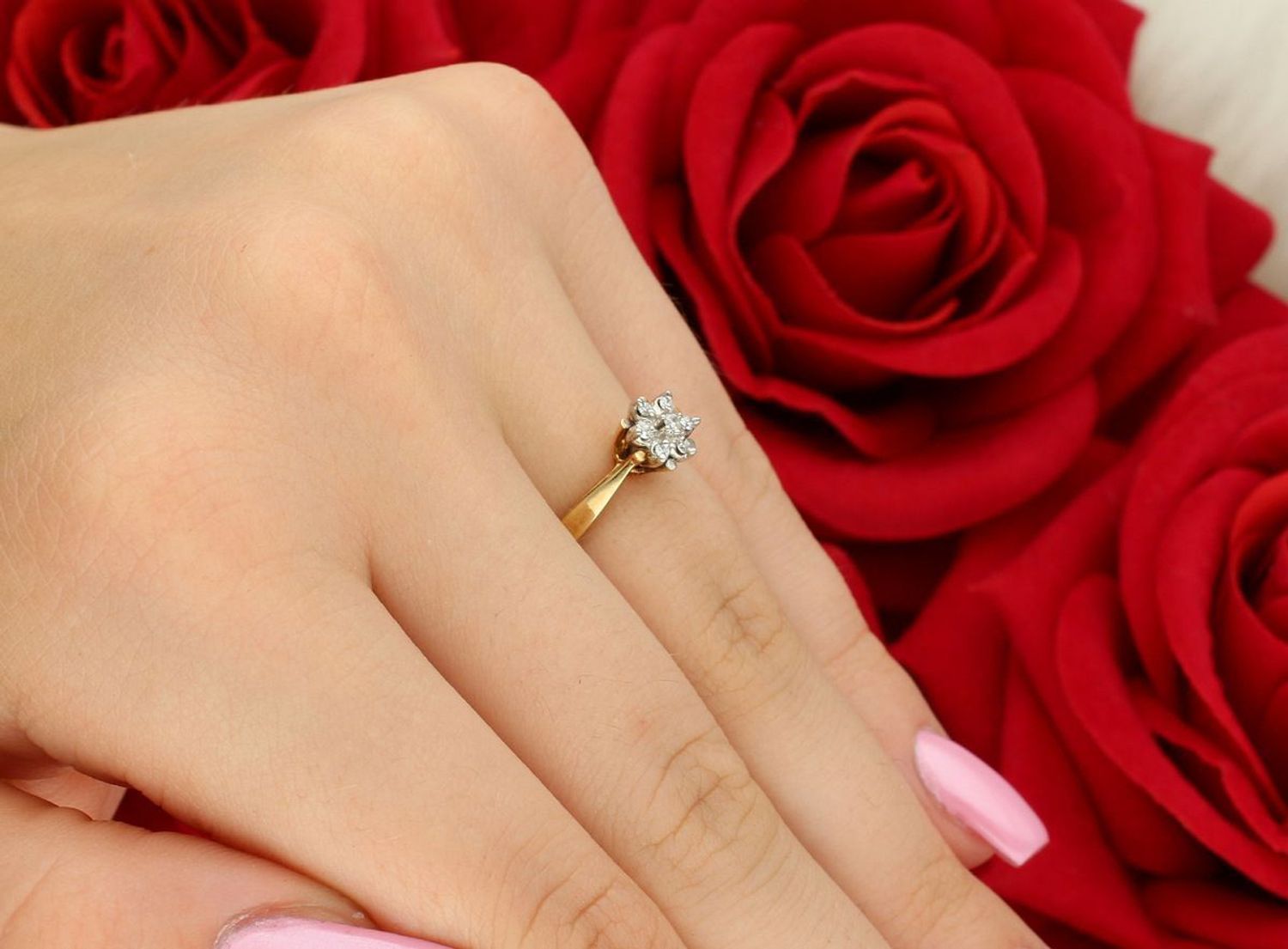 Pierścionek złoty DIAMENT żółte złoto, diamenty, kwiat. Złoto i brylanty to wyjątkowe połączenie, które kobiety wprost uwielbiają. Pierścionek ofiarowany ukochanej kobiecie stanie się 1.jpg